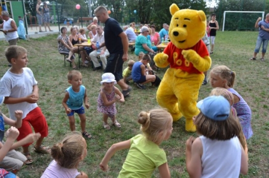 Piknik rodzinny przy placu zabaw 